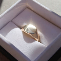 The Classic Signet Ring - Gold