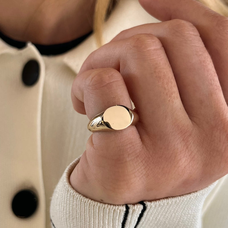 The Classic Signet Ring - Gold